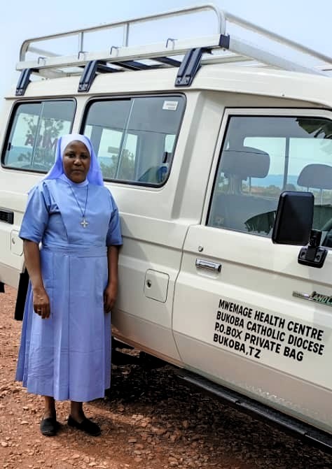 Sr. Asteria, Leiterin des Krankenhauses in Mwemage, neben dem neuen Fahrzeug, das durch die Unterstützung der Tansanina-Initiativ-Gruppe angeschafft werden konnte